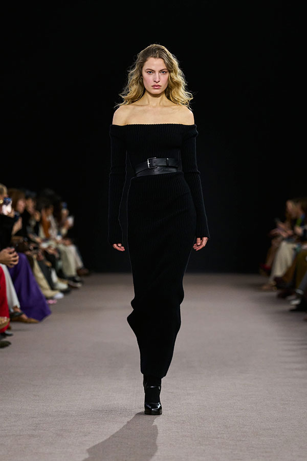 Desfile Max Mara otoño-invierno 2025 - Look negro con vestido tubo de lana y cachemira, cinturón largo y merceditas de piel.