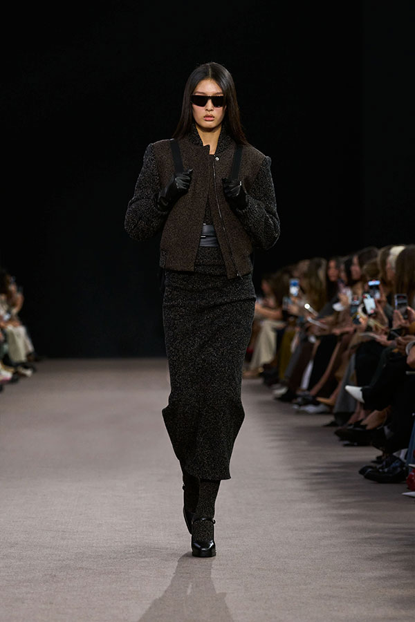 Desfile Max Mara otoño-invierno 2025 - Look con gafas de sol negras tipo máscara y merceditas de piel negra.