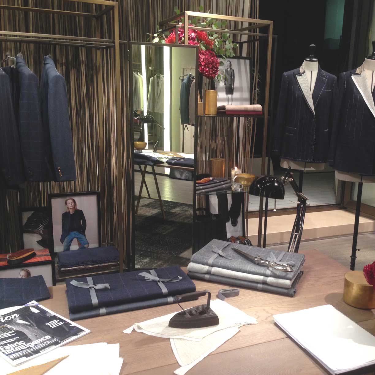 Interior de una boutique Max Mara con una selección de vestidos sartoriales sofisticados.