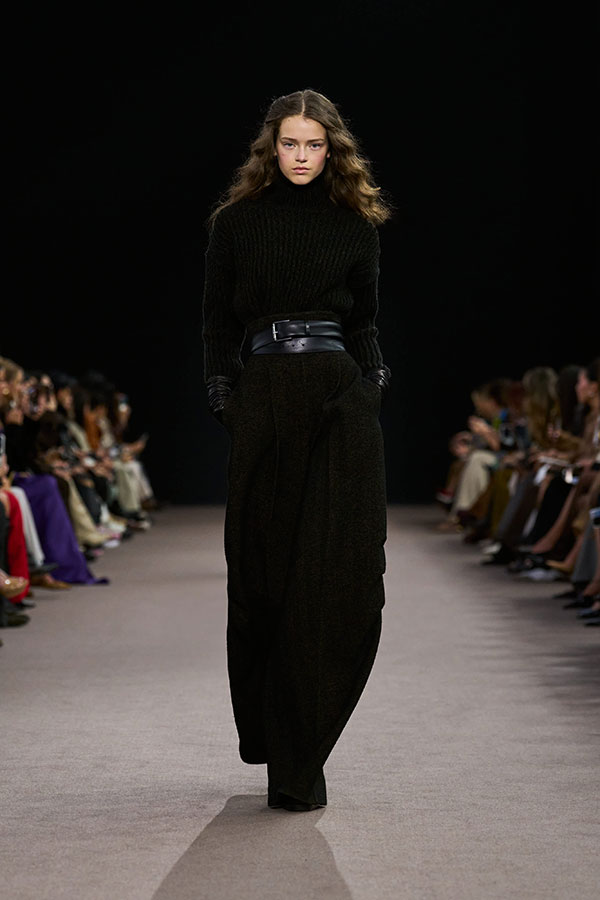 Desfile Max Mara otoño-invierno 2025 - Look negro con cinturón largo de piel