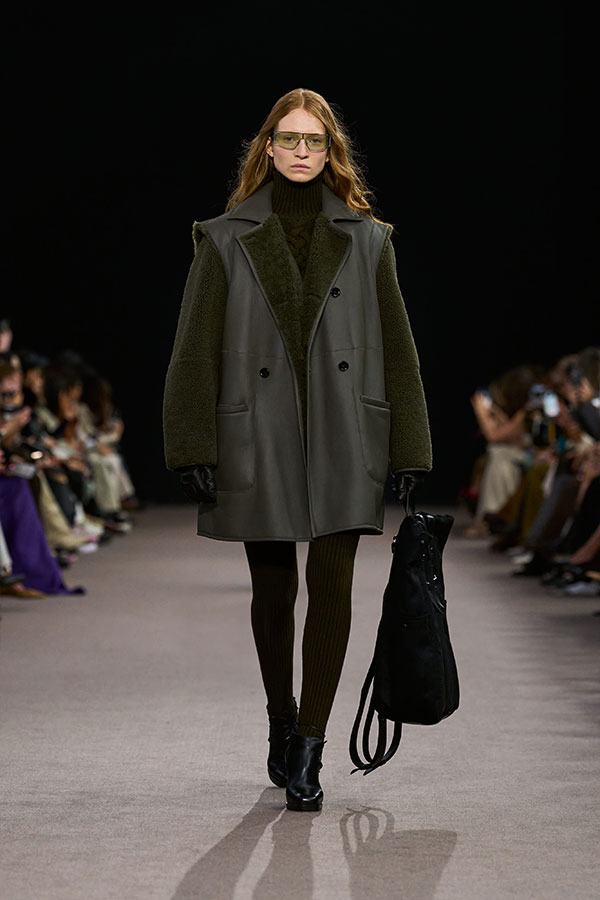 Desfile Max Mara otoño-invierno 2025 - Look verde musgo con chaleco de cordero, vestido de lana y cachemira, legging, botines