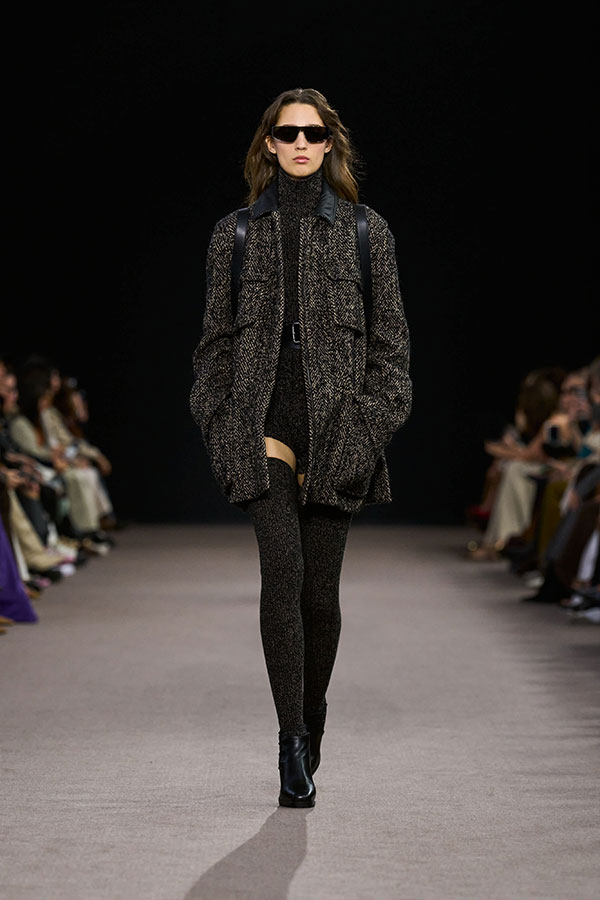 Desfile Max Mara otoño-invierno 2025 - Look marrón con gafas de sol, chaquetón de tweed de lana, pantalón corto y botines.