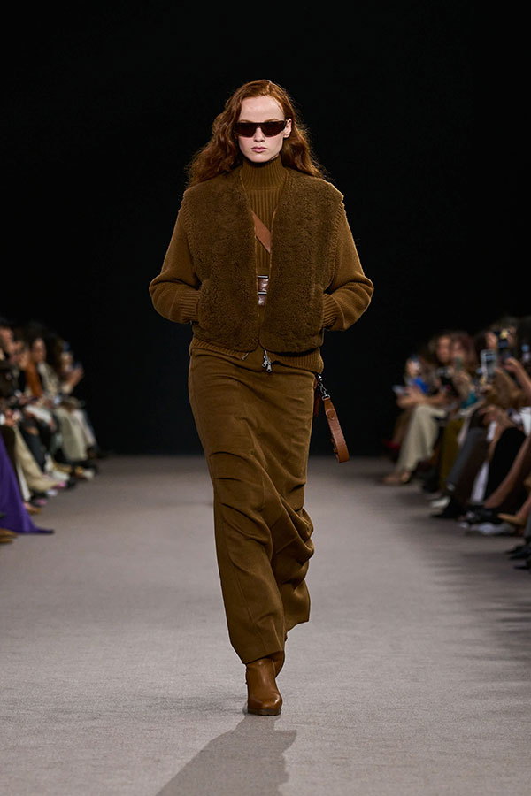 Desfile Max Mara otoño-invierno 2025 - Look color cuero con gafas de sol marrones tipo máscara.