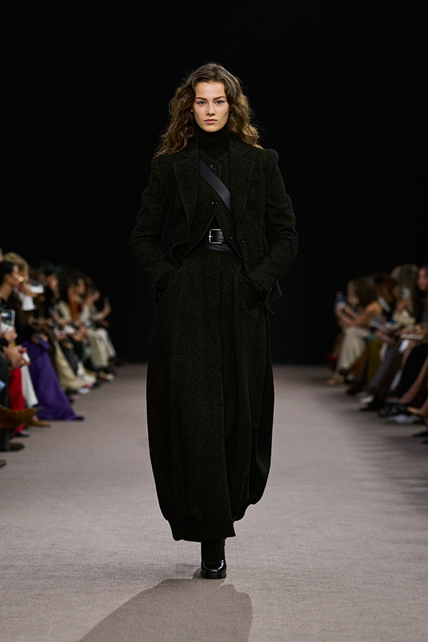 Desfile Max Mara otoño-invierno 2025 - Look negro con cinturón largo y merceditas ambos de piel.