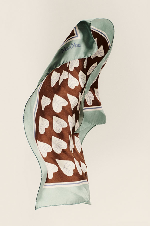 Detalle del fular de sarga de seda estampada pura de Max Mara color azul claro con motivo integral.