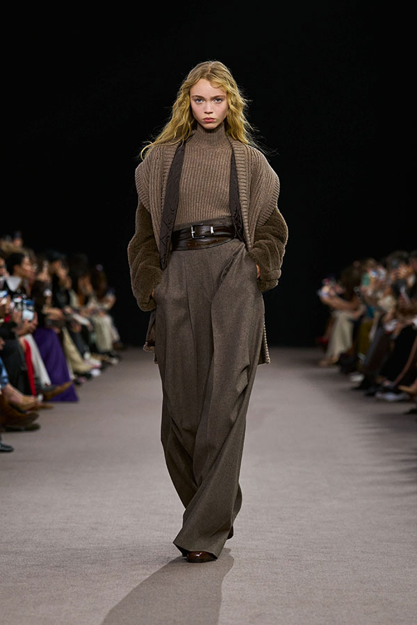 Desfile Max Mara otoño-invierno 2025 - Look color avellana con jersey de cuello alto y cinturón.