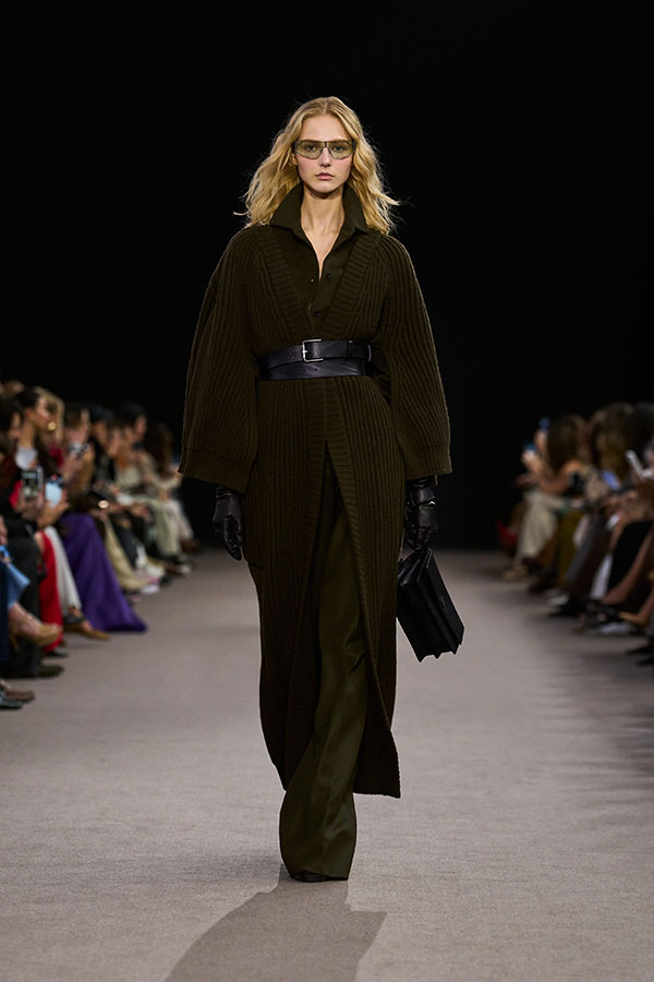 Desfile Max Mara otoño-invierno 2025 - Look verde musgo con cárdigan tipo batín, body camisero, bolso y pantalón ancho