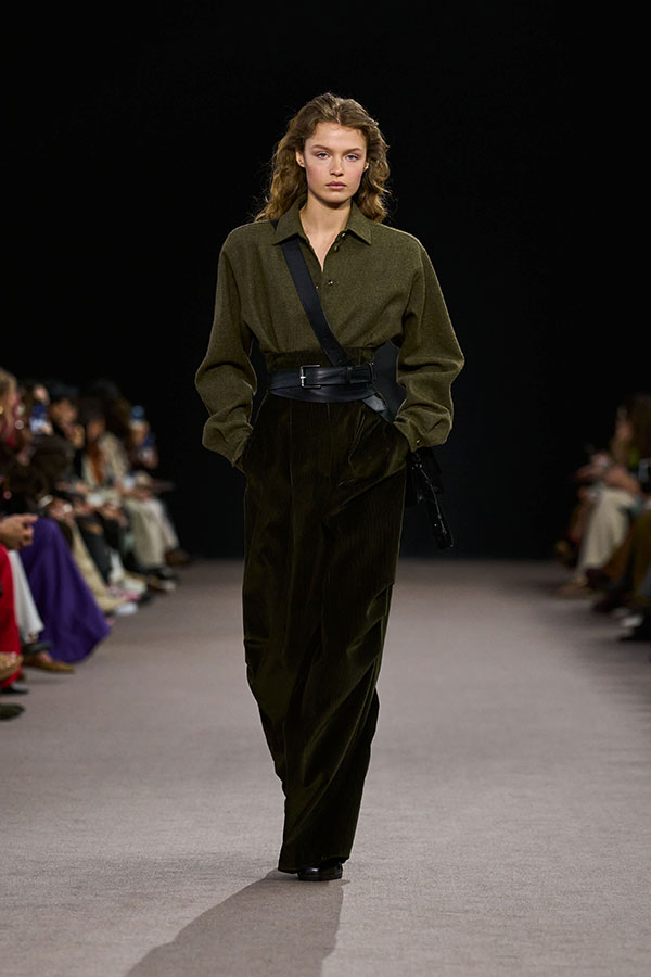 Desfile Max Mara otoño-invierno 2025 - Look verde musgo con camisa de fieltro de lana, bolso bandolera y pantalón ancho