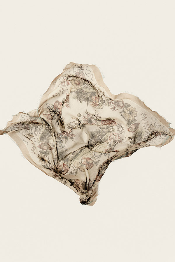 Detalle del maxipañuelo Max Mara Sartoriale de seda estampada color camel, con motivo de flecos de pasamanería en los bordes.