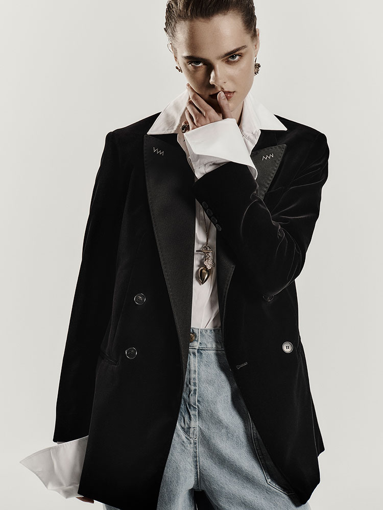 Modelo con blazer con cierre cruzado de doble botón de terciopelo de algodón negro Max Mara Sartoriale, con camisa blanca.