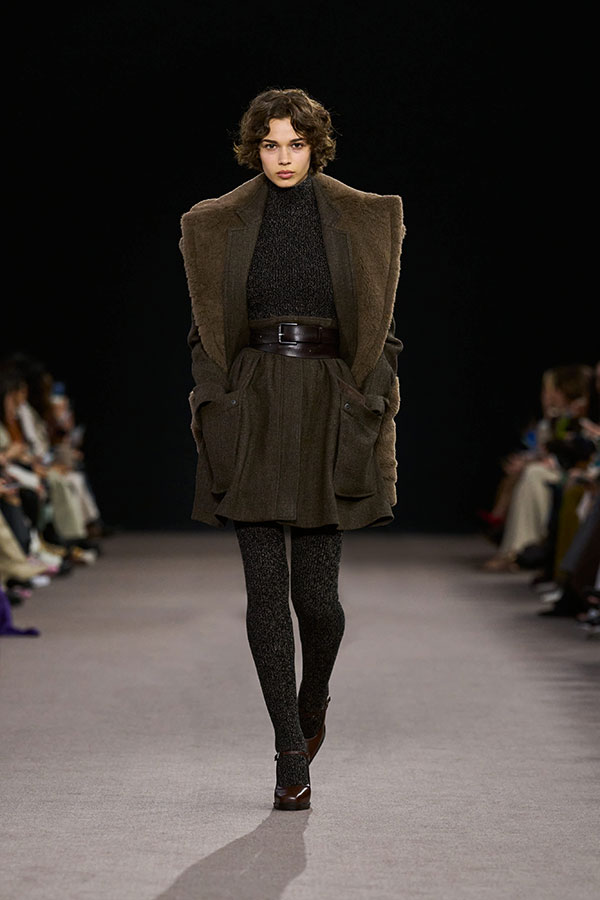 Desfile Max Mara otoño-invierno 2025 - Look marrón con chaleco de Teddy, chaqueta de tweed de lana, cinturón y falda corta. 