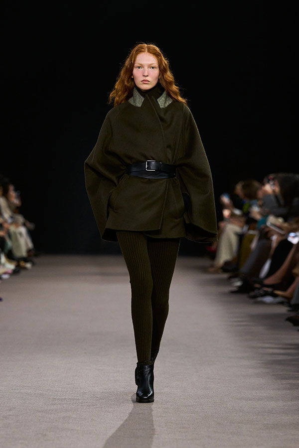 Desfile Max Mara otoño-invierno 2025 - Look verde musgo con abrigo con cinturón, cinturón, leggings y botines de piel.